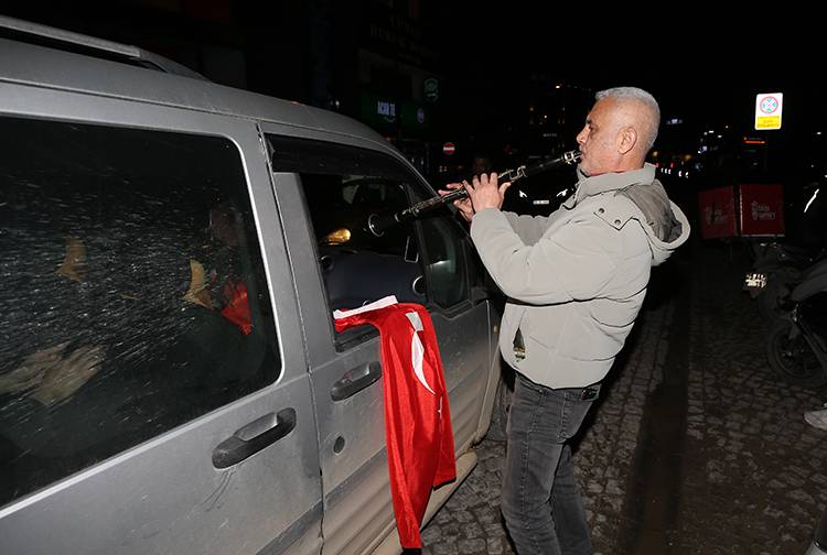 Türkiye'nin Dünya Kupası zaferi coşkuyla kutlandı, işte o özel kareler... 5